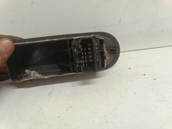 BOUTON LEVE VITRE RENAULT MEGANE 2 ( 2VITRES ) - Vue 2